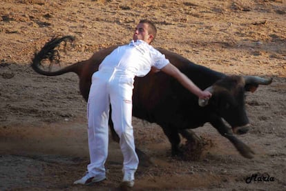 UNA IMAGEN FRESCA Y OPORTUNA. María Pascual, del Conde Lucanor, de Peñafiel (Valladolid), ha ganado con la imagen de un espectacular quiebro del recortador de toros Ánder García. Se trata de una "imagen fresca y oportuna", según la editora gráfica de EL PAÍS, Marisa Flórez.