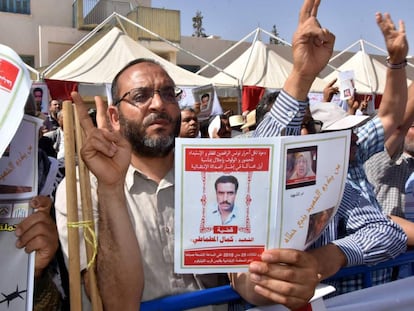 Un manifestante sostiene una fotografía de Kamal Matmaty frente al Palacio de Justicia de Gabes. 