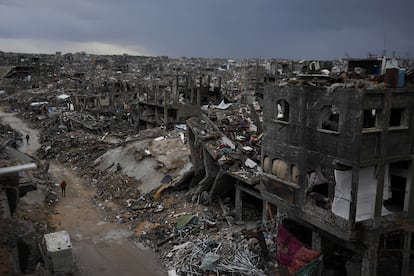 Varios palestinos caminan entre edificios destruidos, este jueves en Yabalia.