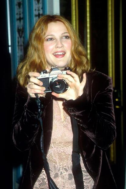 Drew Barrymore con una cámara muy retro.
