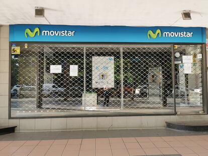 Una tienda de Movistar en Madrid cerrada por el coronavirus.