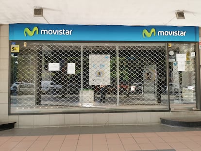 Una tienda de Movistar en Madrid cerrada por el coronavirus.