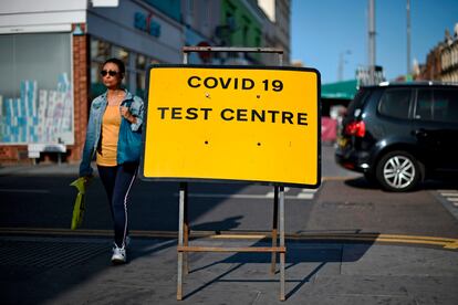 Una mujer camina junto a un centro de pruebas de covid-19 en Leyton, en Londres.