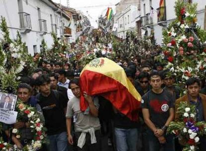Familiares y vecinos portan el ataúd de uno de los cuatro muertos, en Sucre, en las manifestaciones contra una nueva Constitución en Bolivia.