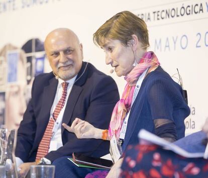 Victoria Ortega, presidenta del Consejo General de la Abogacía Española (CGAE) junto a Fernando Candela, presidente de la Comisión de Deontología del CGAE en el XII Congreso de la Abogacía en Valladolid donde se presentó el nuevo Código Deontológico de la Abogacía.  