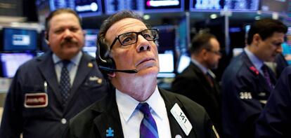 Agentes de bolsa trabajan en la Bolsa de Nueva York (Estados Unidos).
