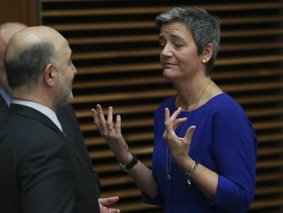 La comisaria Margrethe Vestager, junto al vicrepresidente de la Comisión Frans Timmermans y el comisario Pierre Moscovici.