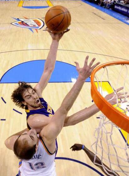 Pau Gasol se dispone a lanzar ante Nenad Krstic, de los Thunder de Oklahoma.