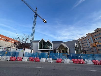 Las obras del edificio que albergará el centro cultural con biblioteca en el barrio de Montecarmelo. / CEDIDA
