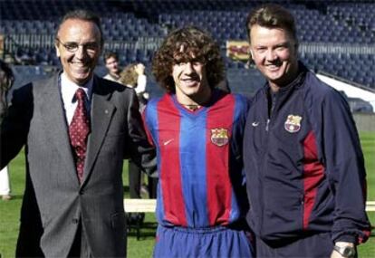 Puyol, con Gaspart y Van Gaal, el día después del acuerdo de su renovación.