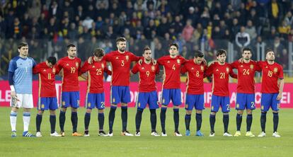 Espa&ntilde;a durante el minuto de silencio por Cruyff ante Rumania.