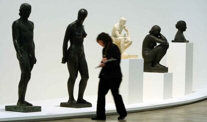 Una mujer observa algunas de las esculturas expuestas en 'L'Art en guerre. Francia, 1938-1947', en el Guggenheim.