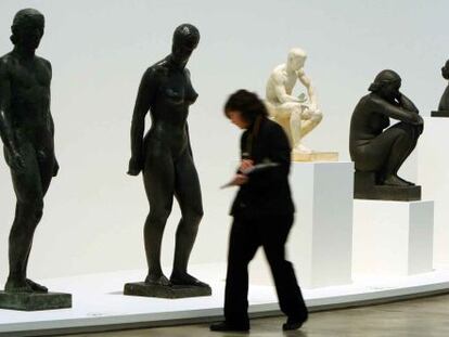 Una mujer observa algunas de las esculturas expuestas en 'L'Art en guerre. Francia, 1938-1947', en el Guggenheim.