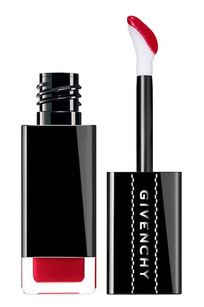 Como la tinta tradicional, el labial líquido Encre Interdite de Givenchy (c. p. v) garantiza 24 horas de un color intenso y luminoso que cubre los labios completamente. Además, hidrata durante las primeras seis horas.