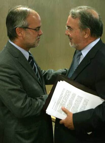 El ministro de Economía, Pedro Solbes, con el consejero de Economía catalán, Antoni Castells.