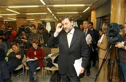 Mariano Rajoy, antes de la conferencia de prensa que ofreció ayer en A Coruña sobre el <b></b><i>Prestige.</i>