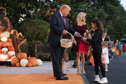 Trump participó activamente en la fiesta de Halloween. Es su tercera fiesta desde que llegó a la presidencia de Estados Unidos, y en esta ocasión se le vio repartir tabletas de chocolate a los más pequeños.