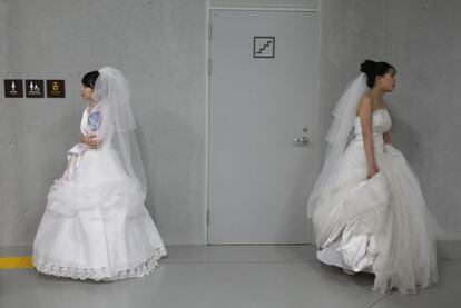 Unas novias esperan en los aseos antes de casarse en una ceremonia masiva que celebra la Iglesia de la Unificación en el Cheongshim Peace World Centre en Gapyeong, Corea del Sur.