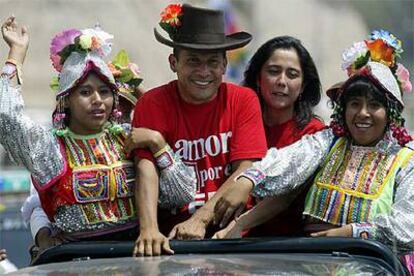 Ollanta Humala, junto a su esposa, Nadine Heredia (segunda por la derecha), y dos partidarias, el martes en Moquegua.