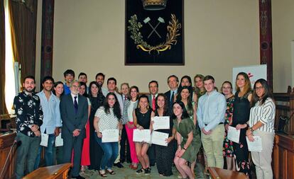 Fotografía de familia de la entrega de diplomas y becas a los alumnos de la Cátedra Fundación Cepsa de la Escuela Técnica Superior de Ingenieros de Minas y Energía de la Universidad Politécnica de Madrid.