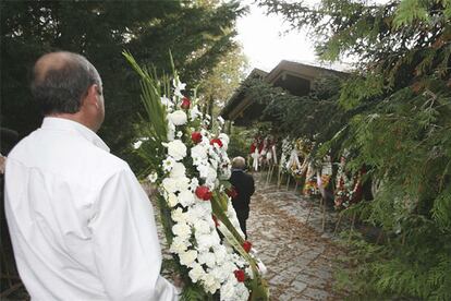 Vista de las coronas de flores que llegan a la residencia del fallecido esquiador Paquito Fernández Ochoa en la localidad madrileña de Cercedilla.  El entierro tendrá lugar mañana, martes.