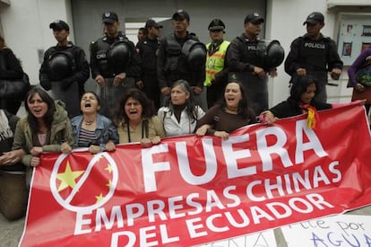 Protesta ambientalista frente a la Embajada china en Quito.