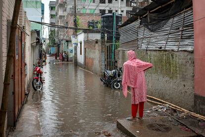 Bangladés es uno de los países del mundo más expuestos a los efectos del cambio climático. En un día de lluvia "normal", según los vecinos, las calles de los slums se inundan con frecuencia. No solo se interrumpe el trasiego de gente, sino también las clases y los trabajos.