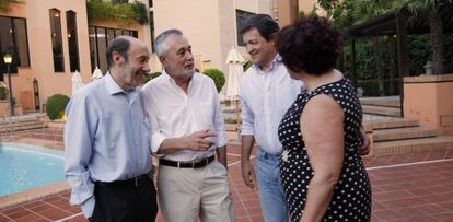 Rubalcaba, Gri&ntilde;&aacute;n, Javier Fern&aacute;ndez y Teresa Jim&eacute;nez, secretaria general en Granada, este viernes, en Granada.