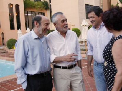 Rubalcaba, Gri&ntilde;&aacute;n, Javier Fern&aacute;ndez y Teresa Jim&eacute;nez, secretaria general en Granada, este viernes, en Granada.