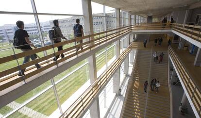 Estudiantes de la UPV acuden a clase en el campus de San Sebastián.