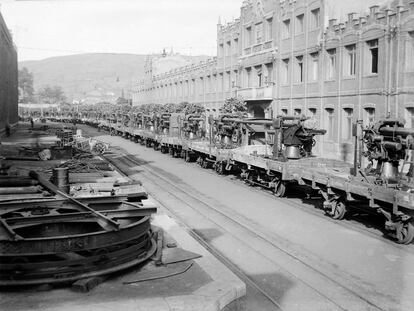 Salida de la fábrica de cañones antiaéreos en plataformas de Renfe, en los años cincuenta del siglo XX.