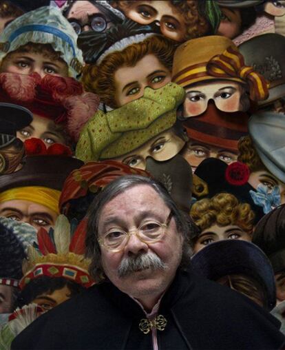 Alberto Corazón, diseñador del cartel de la fiesta de carnaval del Círculo de Bellas Artes de Madrid, en 2012.