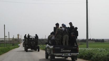 Un grupo de rebeldes armados viajan por el norte de la provincia de Idlib.