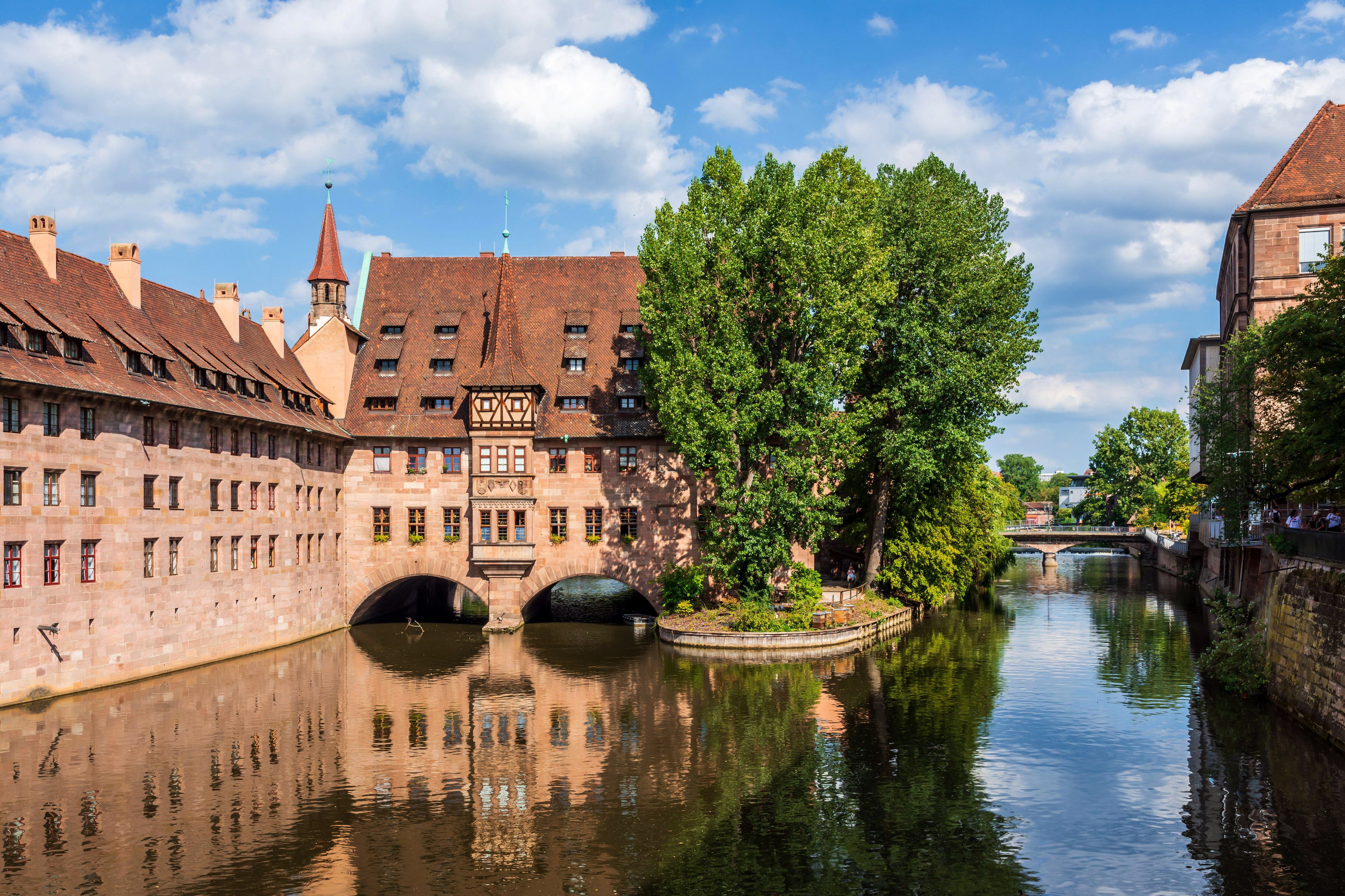 Hospital del Espíritu Santo, con un puente sobre el río Pegnitz.
