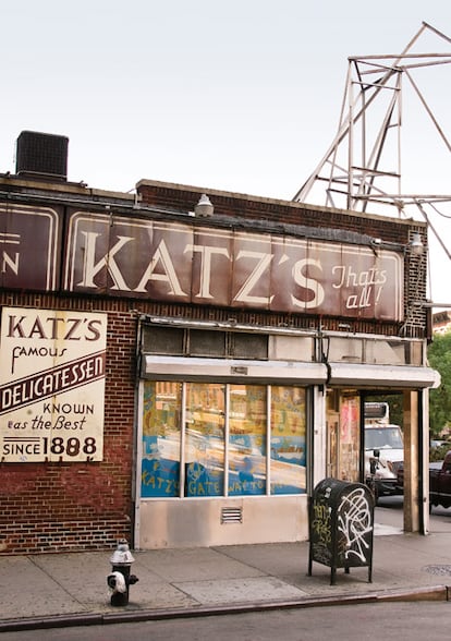 Exterior del restaurante Katz's Delicatessen, en Manhattan. Sus bocadillos de <i>pastrami</i>  y pan de centeno son famosos en el Lower East Side, Nueva York.