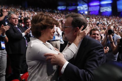 El presidente del PP, Mariano Rajoy, junto a la candidata a liderar al PP, Soraya Sáenz de Santamaría.