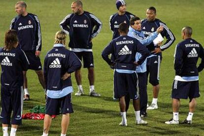 López Caro hace indicaciones a Roberto Carlos durante un entrenamiento del Madrid.