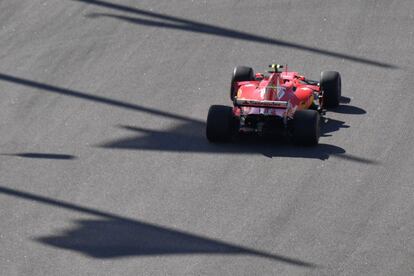 Kimi Raikkonen conduciendo su monoplaza de la escudería de Ferrari.