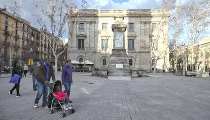 La pla&ccedil;a d&#039;Antonio L&oacute;pez, ja sense l&#039;est&agrave;tua, aquest dilluns. 