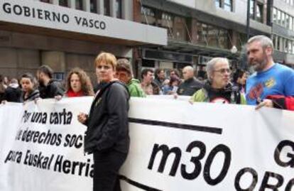 La secretaria general del sindicato LAB, Ainhoa Etxaide ante la pancarta de la manifestación celebrada en Bilbao contra la crisis y los recortes convocada por diversos colectivos sociales y apoyada por ELA y LAB en apoyo a la huelga del 30 de mayo. EFE/Archivo