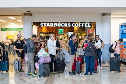 Diversas aerolíneas han recomendado acudir con mayor tiempo de anticipación a las centrales aéreas.