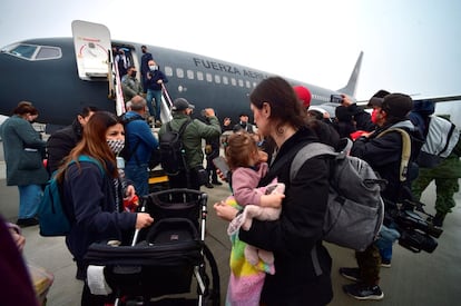 Ciudadanos desplazados de Ucrania esperan para abordar un avión de la Fuerza Aérea de México, en Otopeni, Rumania. 