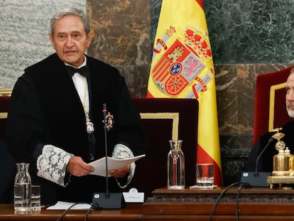 El rey Felipe VI escucha el discurso del presidente interino del Tribunal Supremo Francisco, Marín Castán, durante la apertura del año judicial, en septiembre.