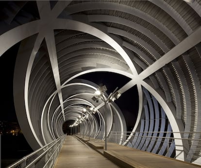 La pasarela Arganzuela de Dominique Perrault fue abierta en 2011 en Madrid Río, el parque que surgió junto al río Manzanares de Madrid tras el soterramiento de la vía de circunvalación M-30. Se compone de dos juguetones cascarones cónicos recubiertos de tela metálica cuyos vanos dejan ver tanto zonas del parque como el puente de Toledo.