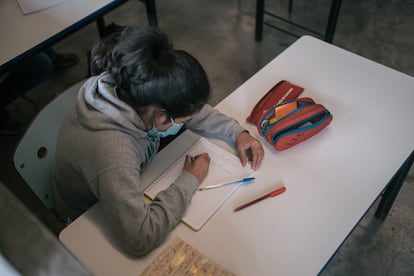 Un estudiante toma notas en una escuela secundaria en la Ciudad de México, en agosto de 2021.