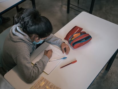 Un estudiante toma notas en una escuela secundaria en la Ciudad de México, en agosto de 2021.