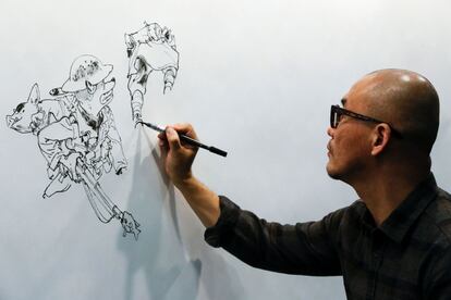 El dibujante de cómic surcoreano Kim Jung Gi dibuja en una pared.