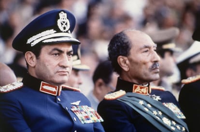 El presidente egipcio, Anwar Sadat, y el vicepresidente Hosni Mubarak, durante un desfile militar el 6 de octubre de 1981, minutos antes de que soldados, afines a los Hermanos Musulmanes, abrieran fuego contra la tribuna, matando a Sadat y hiriendo a Mubarak, que asumió el poder.