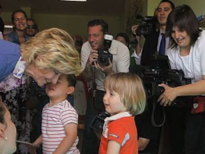 Aguirre saluda a unos niños ante las cámaras.