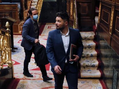 El portavoz de ERC, Gabriel Rufián (en primer término), y el vicepresidente del Gobierno Pablo Iglesias, en el Congreso a mediados de mayo.